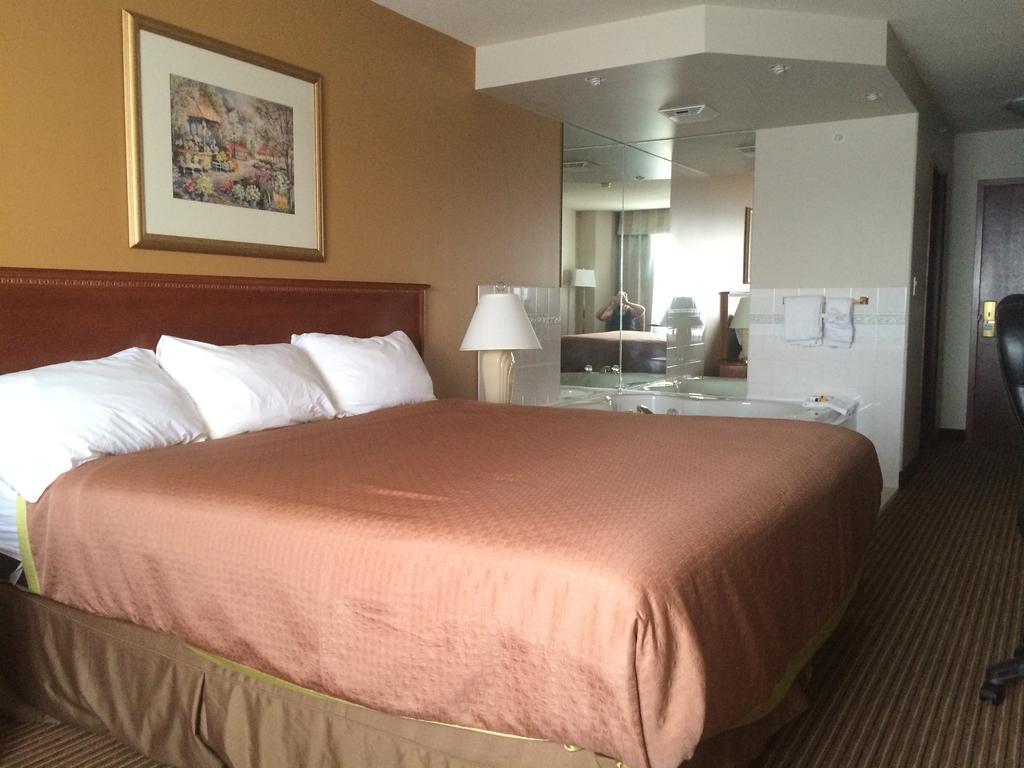 Foxwood Inn And Suites Fox Creek Номер фото
