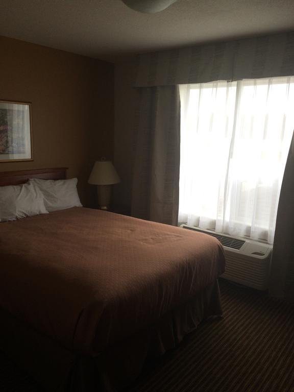 Foxwood Inn And Suites Fox Creek Номер фото