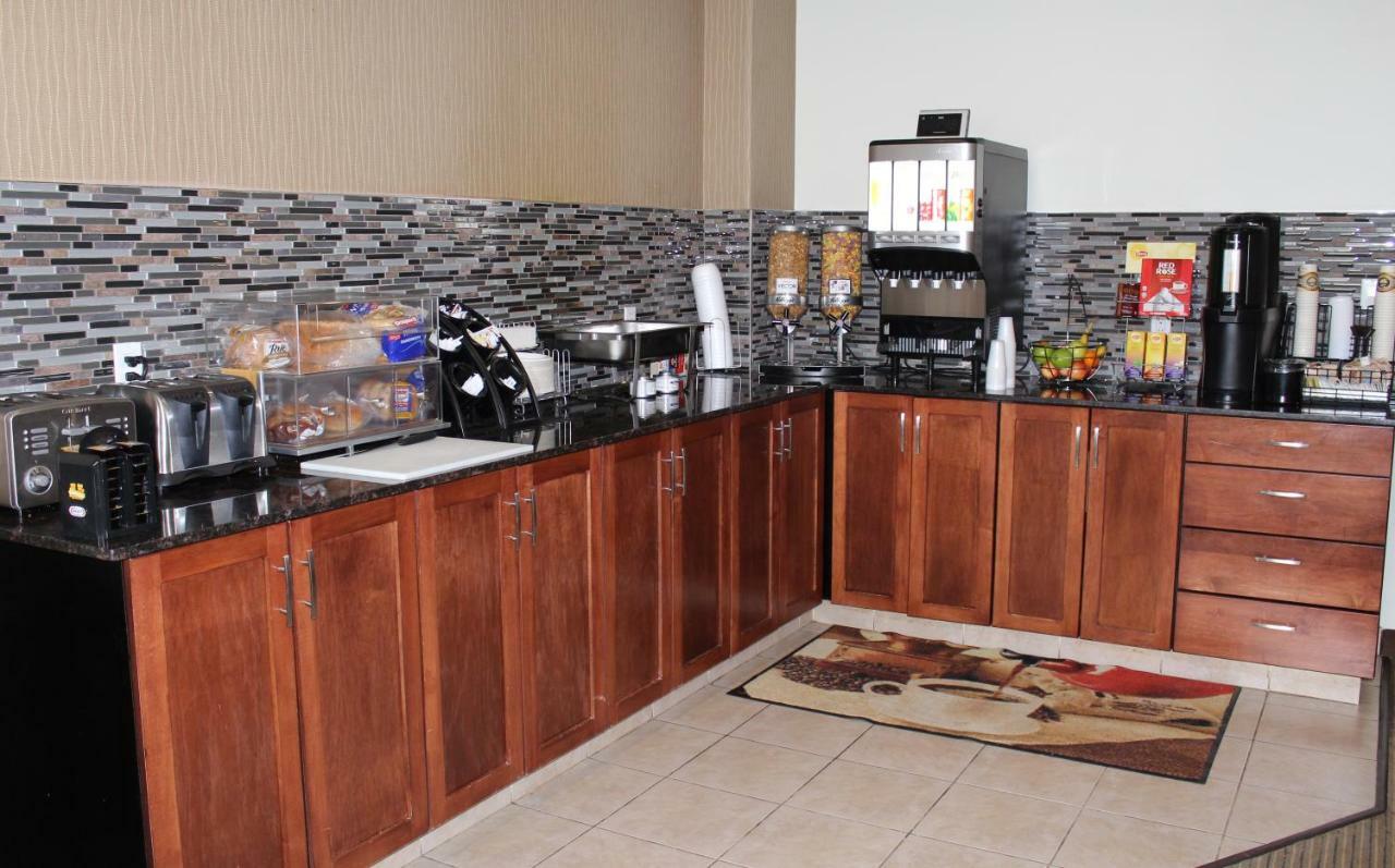 Foxwood Inn And Suites Fox Creek Экстерьер фото